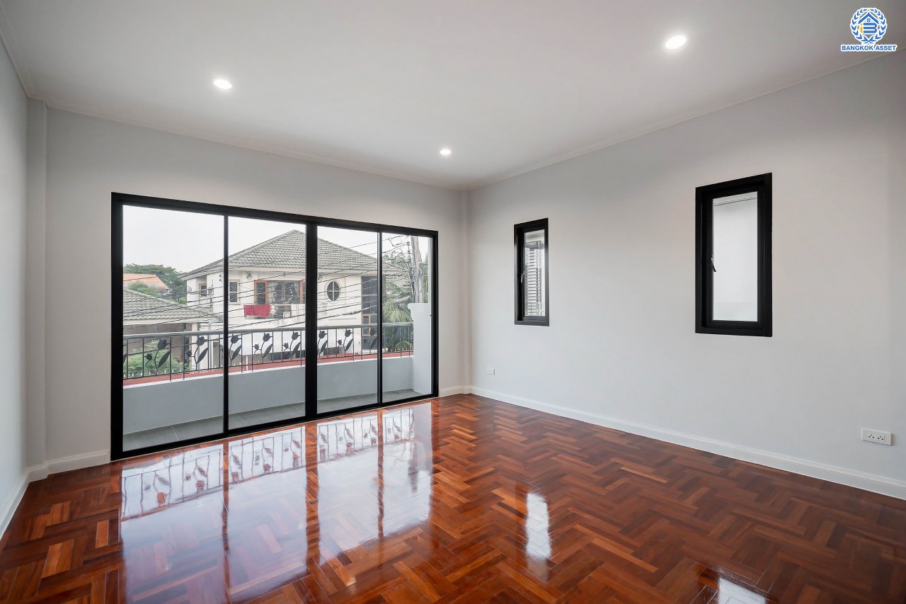 บ้านมือสองตกแต่งใหม่ โครงการ ศุภาลัย ออร์คิดปาร์ค2 ราชพฤกษ์-จรัญฯ ดีไซน์หรูหรา เนื้อที่ 50 ตร.ว. ฟังก์ชัน 3 ห้องนอน 2 ห้องน้ำ จอดรถได้ 2 คัน บนทำเลเดินทางสะดวก เชื่อมต่อหลายเส้นทาง และเดอะมอลล์บางแค ทางด่วน "กาญจนาภิเษก" และรถไฟฟ้าสายสีน้ำเงิน "สถานีภาษีเจริญ"